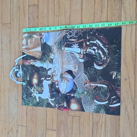 Set of 3 Holiday Gift Bags Santa Claus Gift Bags Christmas Gift Bags Gift Wrap - Picture 4 of 9